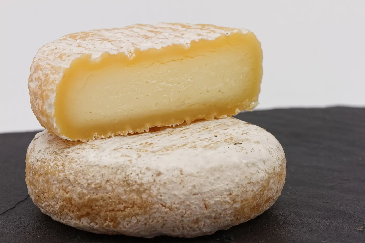 Un picodon, fromage de chèvre, coupé en deux