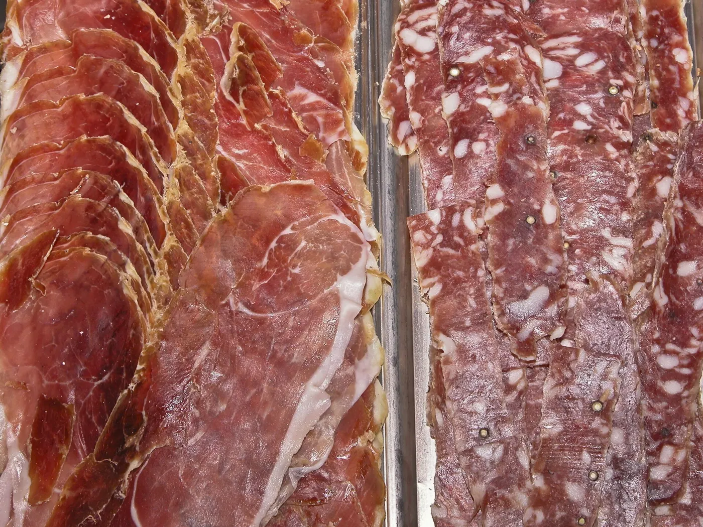 Rosette et jambon fumé tranchés